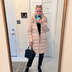 GUESS Stylish Beige Puffer Coat with Faux Fur Trim m ptp 21